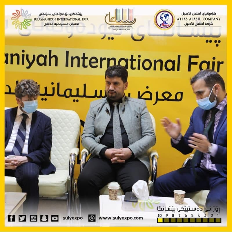 بەرێوەبەری گشتی پێشانگا هاورێ لەگەڵ بەرێوەبەری پەیوەندییەکان پێشوازیان لە کونسوڵی فەرەنسا کرد لە ناو هۆڵی پێشانگای نێودەوڵەتی سلێمانی بۆ کتێب