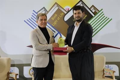 #پێشانگای_نێودەوڵەتی_سلێمانی خەڵاتی ڕێزلێنان دەبەخشێتە هونەرمەندی عەدنان کەریم لە #پێشانگای_نێودەوڵەتی_کتێب